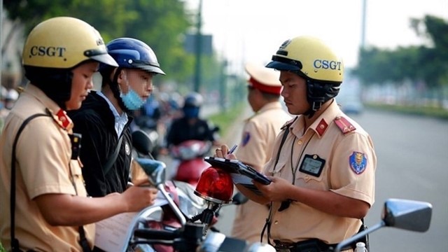 Thói quen phổ biến khi đi xe máy có thể đối diện với mức phạt nặng, người dân đặc biệt chú ý
