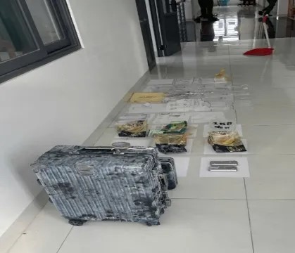 Phát hiện vali chứa hơn 2,7kg ma túy trong vườn nhà nguyên Bí thư xã, khởi tố 3 đối tượng