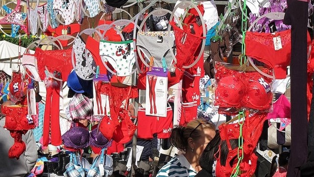 Nằm thử quan tài, đập vỡ đĩa bát... và những phong tục năm mới kì lạ trên khắp thế giới