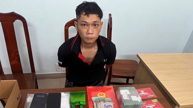 Bắt đối tượng lấy trộm hơn 1 tỷ đồng, 11 chỉ vàng 9999, 3 sổ tiết kiệm tại bệnh viện, đem 500 triệu mua quà tặng bán gái
