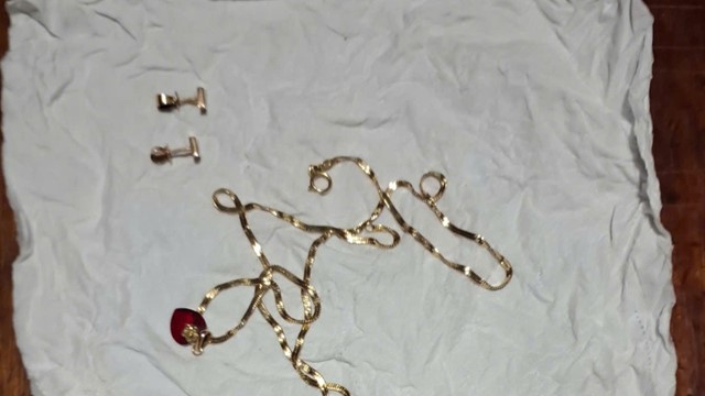 Bất ngờ phát hiện gói vàng bọc giấy ăn trong túi rác trên tàu