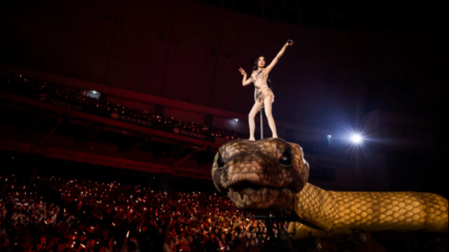 Nữ ca sĩ bỏ hơn 750 tỷ đồng để cưỡi rắn và bò tót trên sân khấu, từng vướng tin đồn hẹn hò với ‘ông hoàng nhạc pop’ châu Á