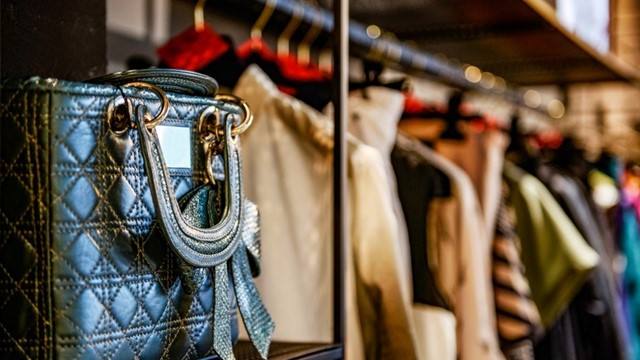 Hàng hiệu xa xỉ đồng loạt “siêu sale” giảm giá, chuyện gì đang xảy ra?