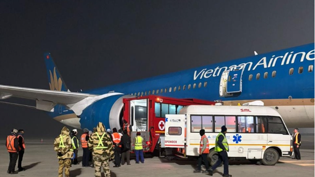 Máy bay Vietnam Airlines hạ cánh khẩn cấp để cấp cứu hành khách