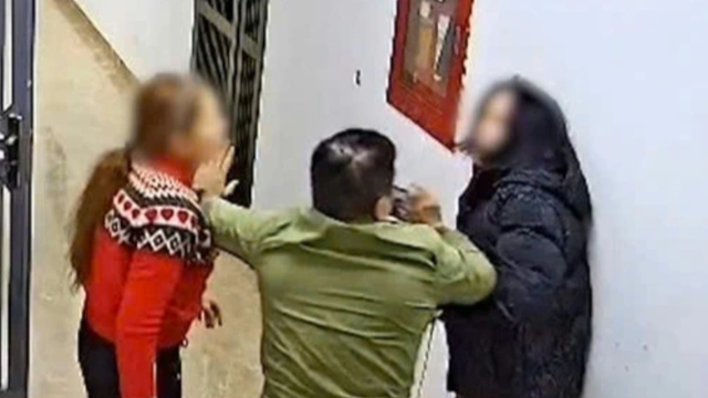 Tạm giữ hình sự người phụ nữ đánh hàng xóm tại chung cư ở Hà Nội