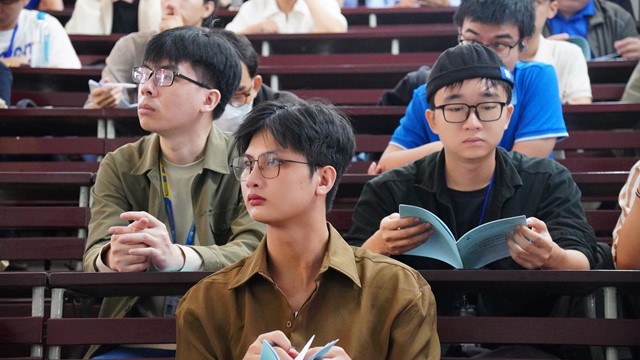 Một trường đại học yêu cầu sinh viên không được chụp màn hình nhóm chat nội bộ