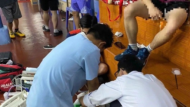 Huấn luyện viên cầu lông đột tử trên sân