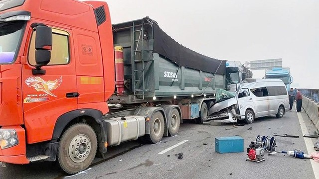 Tai nạn nghiêm trọng trên cao tốc tại Thanh Hóa khiến 10 người thương vong: Xe khách chở đại diện nhà gái ra Hưng Yên gặp mặt nhà trai