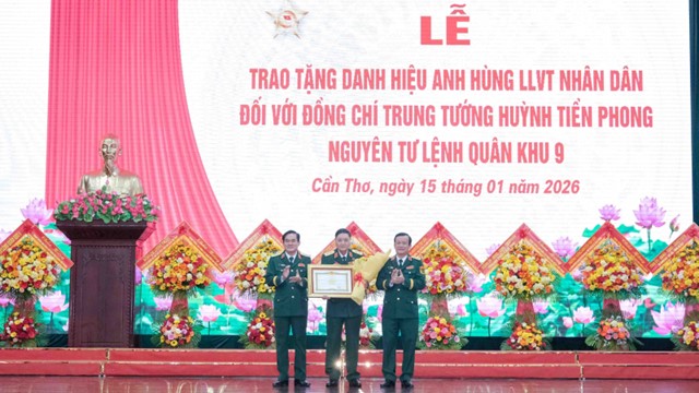 Trao tặng danh hiệu Anh hùng LLVTND cho Trung tướng Huỳnh Tiền Phong