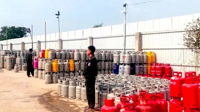 Khám xét khẩn cấp 12 địa điểm, tạm giữ 16 đối tượng, tịch thu 6.200 vỏ bình gas, hơn 27.000 tem chống giả và 20 xe tải