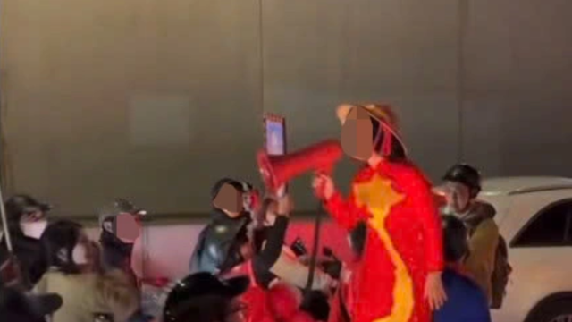 Xác minh video người phụ nữ cầm loa hô hào ‘Công an ngủ hết rồi, tí đi đua xe nhé’