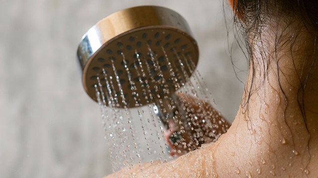 Vì sao không nên tắm lâu quá 10 phút?