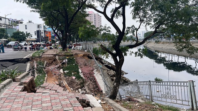 Mặt đường bất ngờ ‘gãy đôi’