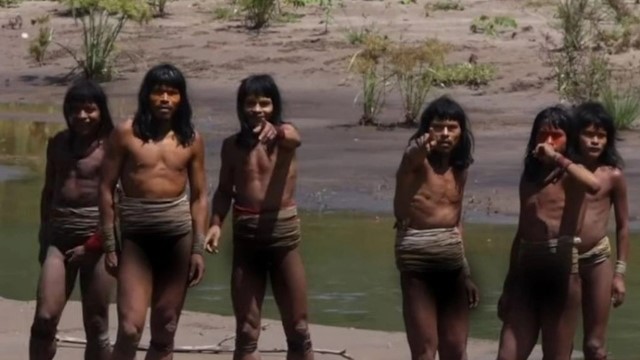 Xuất hiện bộ tộc không mặc quần áo, chưa từng tiếp xúc với thế giới