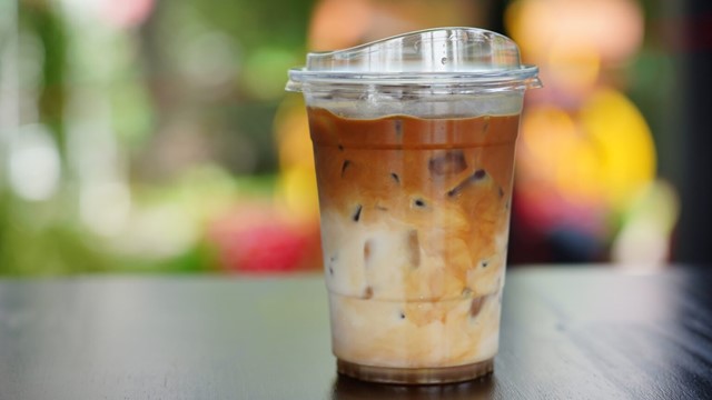 6 nhóm người không nên uống cà phê sữa