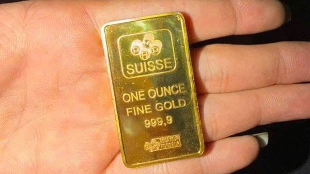 Đang đi dạo quanh khu vực cầu gỗ lim, người phụ nữ đánh rơi 2 cây vàng xuống sông