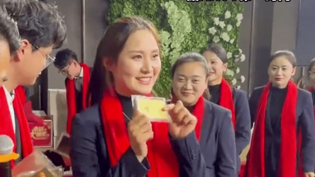 Ông chủ tiệm vàng 21 tuổi phát tiền và vàng cho nhân viên ngay tại tiệc tất niên, có người nhận tới 1 tỷ đồng