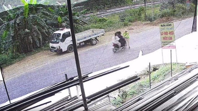 CSGT bị xe máy kẹp 3 tông gãy xương đùi và xương chậu 