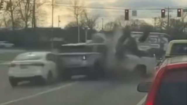 Bắt giữ cụ bà 83 tuổi lái xe đâm hàng loạt ô tô đang dừng đèn đỏ