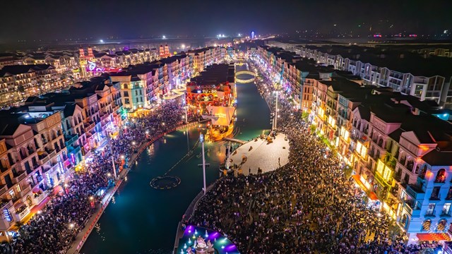 Hà Nội: Xuất hiện khu “phố Đông” đầy màu sắc hút lượng khách khổng lồ