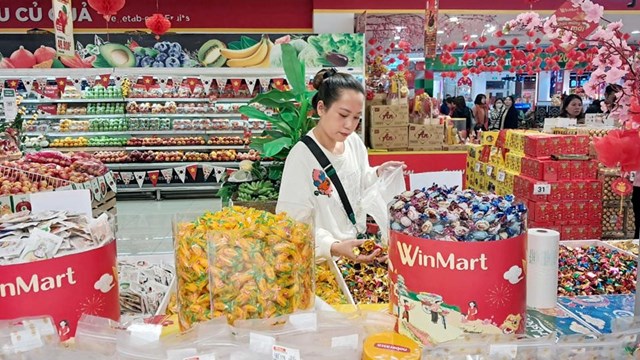 Hà Nội: Doanh nghiệp dốc hầu bao nhập hàng Tết, mồng 1 siêu thị vẫn mở cửa đón khách