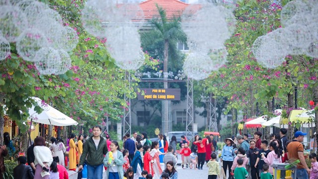 Phố đi bộ Pont de Long Bien hút khách du xuân