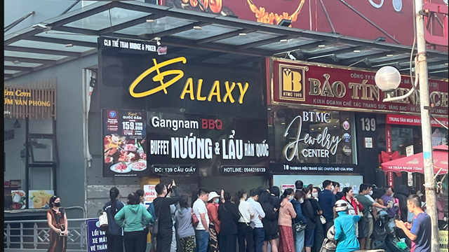 Giá vàng giảm sốc, cửa hàng không bán, website mua online “quay đều, quay đều“