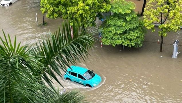 Hà Nội mưa lớn, ngập sâu, công ty bảo hiểm phát cảnh báo