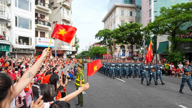 Trong vòng tay Nhân dân, đoàn quân tiến bước