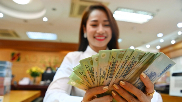 Thu nhập nhân viên tăng cao khi các ngân hàng lãi đậm