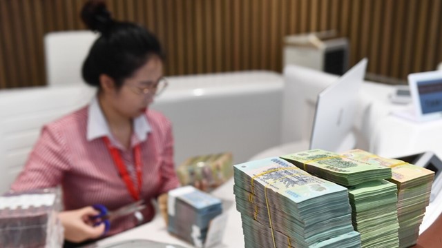 Loạt ngân hàng đồng loạt tăng lãi suất, cuộc đua huy động vốn tăng nhiệt cuối năm?