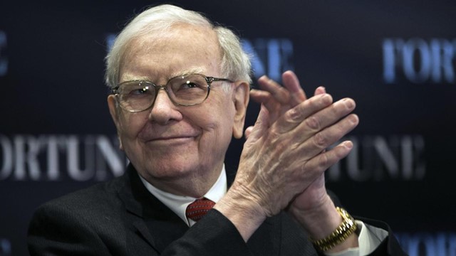 ‘Đỉnh’ như Warren Buffett: Bán tháo cổ phiếu, tăng tích trữ tiền mặt ngay trước khi thị trường toàn cầu 'rực lửa'