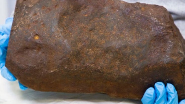 Người đàn ông giữ cục đá lạ 17kg dù nhiều người chê cười, 9 năm sau chuyên gia định giá là 'báu vật' 1,9 tỷ đồng