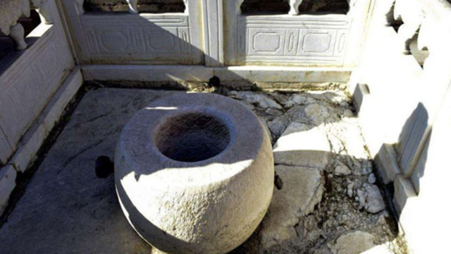 Phát hiện ‘kho báu’ khổng lồ trong hàng chục giếng cổ ở nước gần Việt Nam nhưng không ai dám khai thác