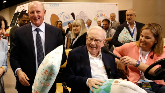 Huyền thoại Warren Buffett quyết định từ chức sau gần 60 năm chèo lái: Tập đoàn hơn 1.000 tỷ USD chính thức có tân CEO