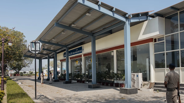 Hàng loạt sân bay bị 'đắp chiếu': Chuyện gì đã xảy ra?