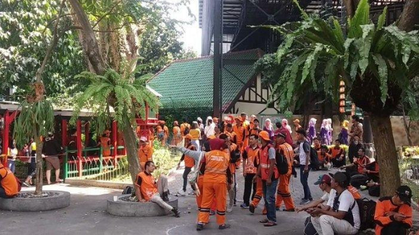 Chỉ trong 2 ngày, 7.000 người ở nền kinh tế số 1 Đông Nam Á nộp đơn xin làm công nhân vệ sinh: Chuyện gì đang xảy ra?