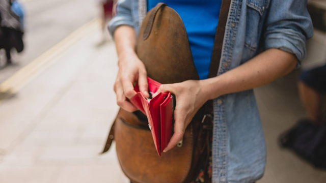 Nền kinh tế lớn thứ 4 thế giới lung lay: Người dân hạn chế chi tiêu, đến mua thịt cũng phải cân nhắc