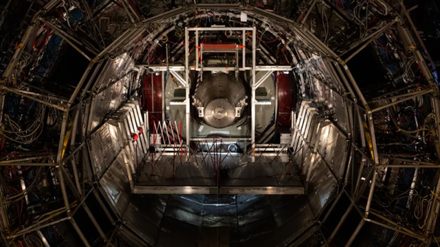 Phát minh siêu cỗ máy lớn nhất thế giới có khả năng biến chì thành vàng