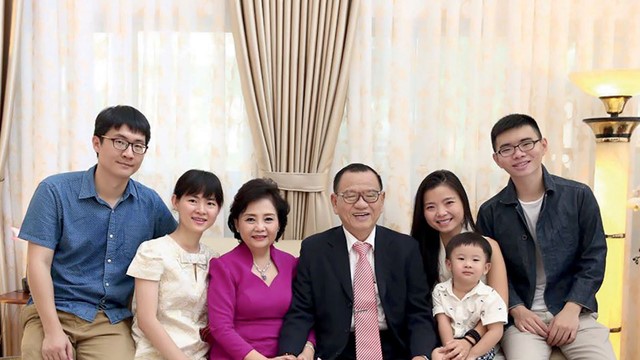 Gia tộc Hoa kiều giàu khét tiếng đứng sau đế chế giày dép số 1 Việt Nam, ban đầu bán dép cao su nay thành doanh nghiệp nghìn tỷ: 3 con kế nghiệp, sống rất kín tiếng