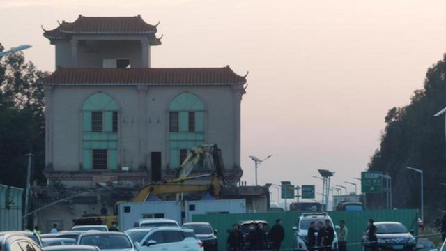 Lấn chiếm đất công, biệt phủ nằm án ngữ giữa tuyến đường huyết mạch chính thức bị phá dỡ