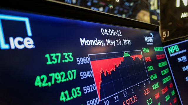 Nhà đầu tư nước ngoài rút vốn với tốc độ không tưởng rồi đổ vào Trung Quốc: Chuyện gì đang xảy ra?