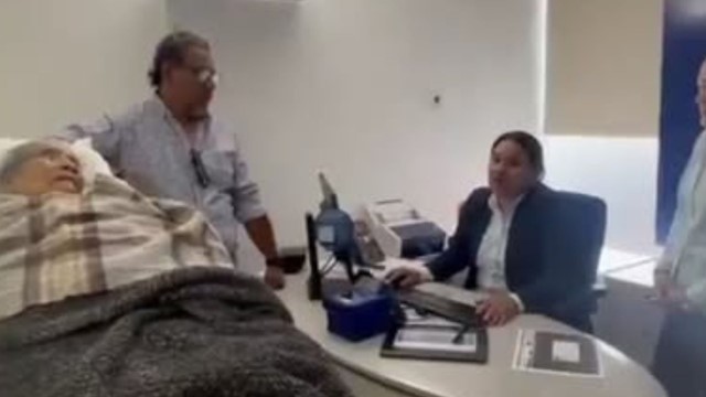 96 tuổi, cụ bà vẫn phải nằm cáng đến ngân hàng xác thực sinh trắc học để nhận lương hưu