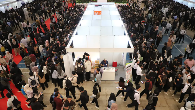 Tuyệt vọng vì thất nghiệp: Hơn 25.000 người chen lấn, xô đẩy đến ngất xỉu tại hội chợ việc làm ở nền kinh tế số 1 Đông Nam Á