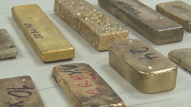 13 tiếng khám xét chiếc ô tô chuẩn bị vượt biên, thu giữ khẩn cấp hơn 100 cân vàng trị giá 146 tỷ đồng