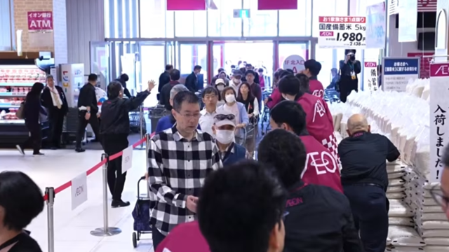 Xếp hàng tại siêu thị hàng tiếng đồng hồ để mua gạo, chuyện gì xảy ra? 