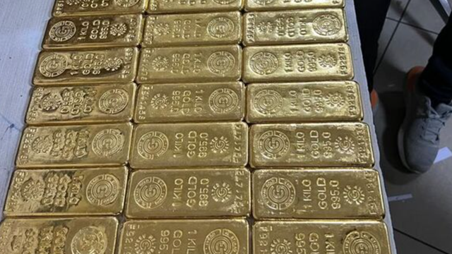 Khám xét một ô tô trên tuyến cao tốc, thu giữ hơn 12 cân vàng không rõ nguồn gốc trị giá 27 tỷ đồng