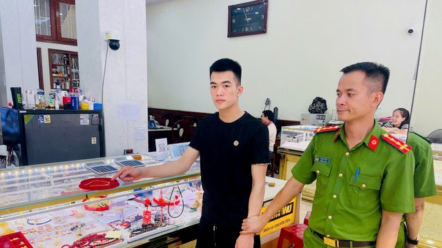Bắt Trần Hồng Phong sinh năm 2007, tịch thu dây chuyền và lắc vàng trị giá hơn 100 triệu