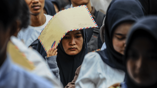 Lao động tay nghề cao ồ ạt rời khỏi đất nước, chấp nhận ở nước ngoài làm công việc chân tay: Chuyện gì xảy ra tại nền kinh tế lớn nhất Đông Nam Á?