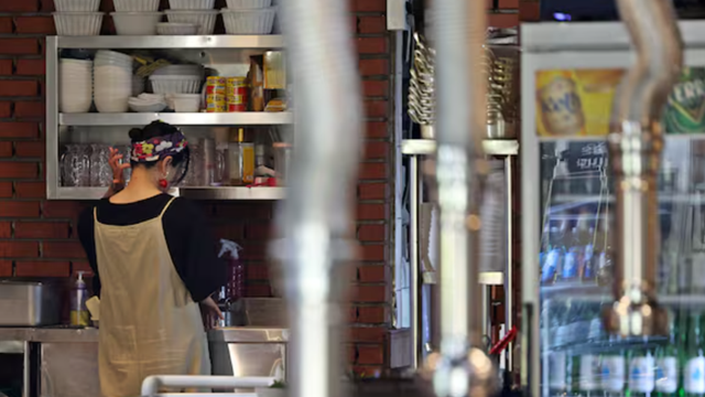 Nền kinh tế lớn thứ 4 châu Á lung lay: Người dân hạn chế chi tiêu, đến ăn tối cũng phải cân nhắc 